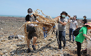 踐履愛護海洋 淡水區漁會總幹事吳永寬率員淨灘