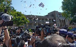 拒「密室協商」要求發現金 江啟臣率國民黨立委到政院撒玩具紙鈔