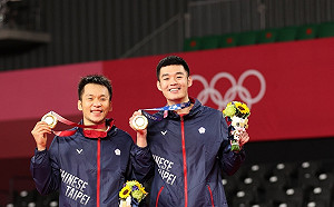 王定宇：若台灣金牌算中國的 央視切麟洋金牌頒獎畫面 是手壞掉嗎