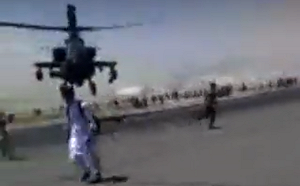 (影)阿富汗難民機場包圍美運輸機 攻擊直升機低飛驅趕開路