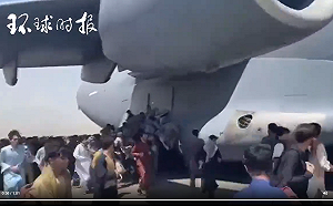 (影) 驚悚直擊! 「掛」在美機上逃命 兩阿富汗人自高空掉落 當場喪命