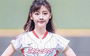 「小高嘉瑜」回歸場邊啦啦隊！網幽默：委員好正