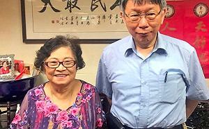 阿北拜訪阿嬤聊選總統？柯文哲訪許榮淑 沒戴口罩無社交距離