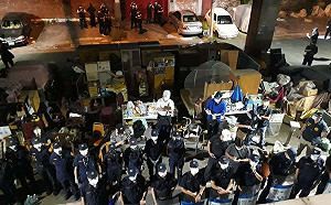 三度強拆南鐵最後一戶 300警破門清場 黃春香被帶離 鐵道局：不得已的考量