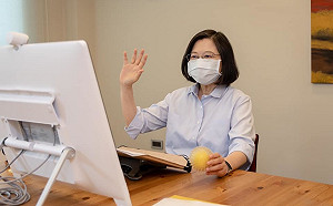 蔡英文再與東奧國手視訊 手握寵物球舒壓