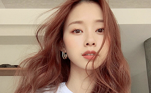 疫情不出門！Youtuber自嘲變漫畫迷   網笑：有這麼漂亮的宅女嗎