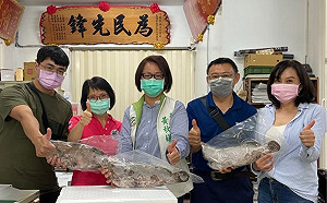 高雄山區毀路缺物資 民進黨部送千條龍膽石斑進災區