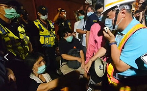 南鐵最後抗爭對峙 警方將函送屋主和學生代表