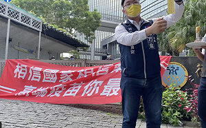 高端即將開打 藍青年喝符水諷刺 網友批「青年軍也這樣 扶不起了」