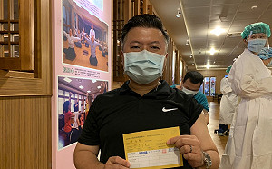 總統挺高端、張志豪挺總統！率領團隊施打國產疫苗