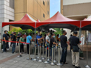 快訊》施打高端3例外籍人士不適 26歲女失去意識 陳時中：都是暈針