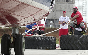 力大無窮! 克里米亞大力士徒手拉動22噸重飛機  刷新世界紀錄