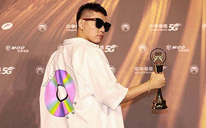 曝手機費3期未繳 金曲歌王蛋堡PO獎座照：對我來說非常諷刺！