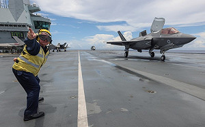 「伊麗莎白女王號」重回海上 海空攻擊演練奪島