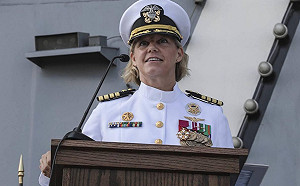 女力報到！美海軍史第一次 任命首位航空母艦女艦長