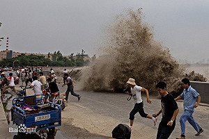 (影) 大潮跑得比人快! 杭州男子近距離拍攝「鬼王潮」 遭大浪捲走身亡