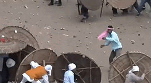 節日規定要互扔石頭並流血 印度巴格瓦爾節舉行8分鐘 就75人受傷