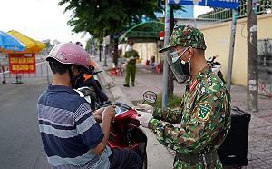 越南一天上萬染疫 胡志明市實施「居家令」 阿兵哥幫居民賣菜還送到家門口