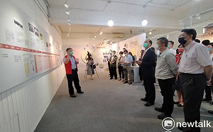 到民主議政園區看展 游錫堃：台灣民主政治不是國民黨來才有