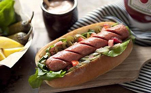 一根熱狗竟能奪去36分鐘壽命！大學研究 : 吃堅果、海鮮能長壽