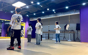 中國最年幼男團  慘遭官媒批「不會認字，就會認錢」出道 5 天就解散