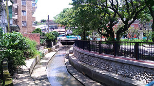 洗去髒污　煥然一新的新北金包里溪