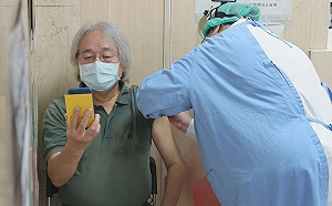 馮光遠打高端精神飽滿 分享4副作用反嘲：也許該學楊志良偷打AZ