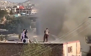 喀布爾機場附近傳巨大爆炸 似遭火箭彈攻擊冒黑煙