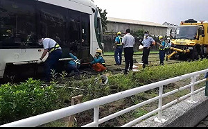 高雄輕軌車底捲入草皮脫軌 捷運局派員搶修