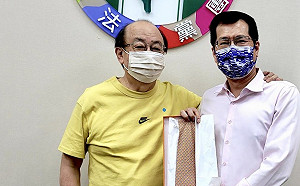 卸任民進黨團書記長 柯建銘送羅致政「高級領帶」紀念