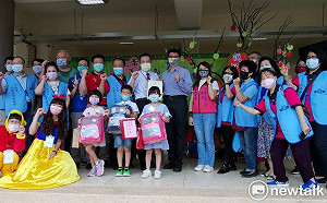 送愛到公園  民眾服務社捐書包嘉惠公園國小弱勢學童