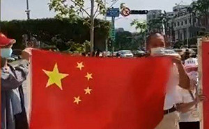 中媒稱台灣集體舉五星旗慶BNT到貨 網民酸：就這幾個人叫台民眾？