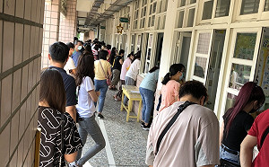 台中市小學開學日  家長不放心趴在教室外窗戶安撫新生