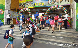 開學首日 桃園防疫門迎新 部份學校新舊生分流入校