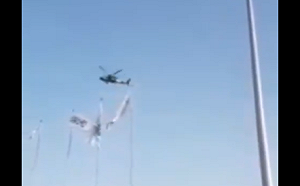 美參議員稱塔利班用直升機「吊死人」  CNN：他好像還在揮手咧!