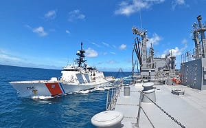 美海岸防衛隊「穆洛號」穿越台海前準備畫面曝光 日補給艦海上加油