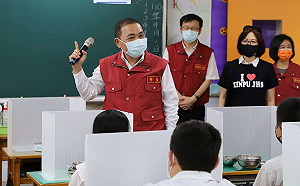 新北市長侯友宜關心巡訪校園叮囑師生落實防疫