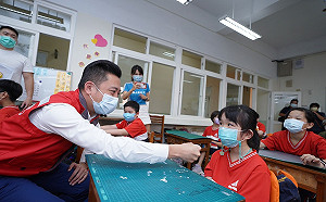 已施打疫苗志工助小一新生開學 林智堅：課後校園開放採人流管制