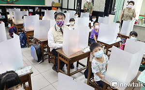 開學防疫隔板大作戰  教師各出奇招求固定