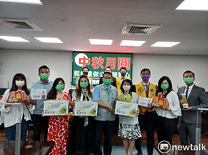 中秋節做公益，青果西施攜手蔡旺詮 社會局社團挺果農捐愛心