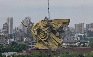 (影) 全球最大關公像「頭沒了」 劉備借的那個荊州斥資1.7億替他搬新家