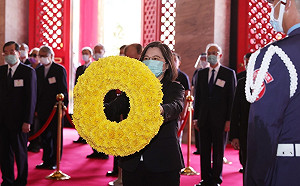 蔡英文忠烈祠致敬 臉書貼「咱ㄟ囡仔，顧咱ㄟ厝」