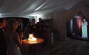 (影) 用「任意門」穿越國境! 伴娘用全像3D  從英國「現身」加拿大好友婚禮