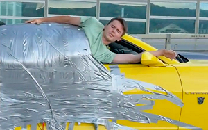 (影)「黏」在跑車上體驗時速180公里 俄國網紅與駕駛挨罰