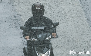 午後對流發展旺盛！13縣市豪大雨特報 雲嘉、高屏遭雷雨狂轟