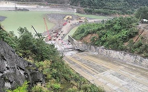 (影) 大壩要垮了! 湖北鄂坪水電站局部塌陷 緊急疏散5千多人