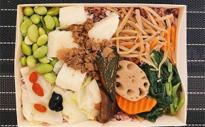 木盒便當狂黏飯粒！內行曝正確吃法