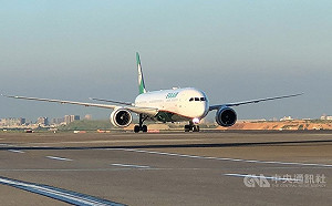 波蘭贈台40萬劑AZ疫苗  5日清晨送抵桃園機場