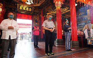 選前4個月請辭戰高雄市長？柯文哲狂笑  北市府：談話過程中玩笑話