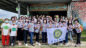 佳里扶輪社社友夫人攜手行善 喜憨兒栽種無毒米蔬果全買光